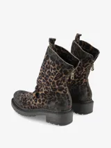 Bota corta de caña media con estampado animal print de leopardo, confeccionada en cuero con acabado desgastado. Presenta cierre lateral y suela de goma robusta con plataforma dentada.