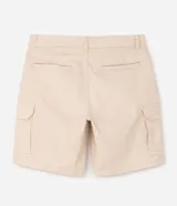 Bermuda de sarga negra de corte recto y holgado para hombre, con bolsillos cargo laterales con solapa, cintura con pasadores y cierre frontal con botón y cremallera.