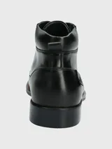 Bota de vestir de cuero negro con cordones, caña media, punta redondeada y suela de goma. Estilo clásico y elegante.