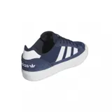 Championes adidas Court TNS Premiere de estilo urbano, confeccionados en lona azul marino con refuerzos de gamuza al tono. Presentan las icónicas tres tiras laterales en color blanco, suela de goma blanca y detalle de logo del trébol bordado en el talón.