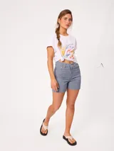 Short de tiro alto de denim con patrón de rayas verticales en tono azul y blanco, de corte holgado.