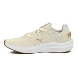 Championes de running Puma modelo Skyrocket Lite 2 Alt, color arena con detalles dorados y suela blanca con base marrón.