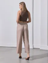 Pantalón negro de corte ancho, con pretina elastizada y lazo de ajuste.