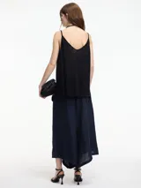 Musculosa negra con escote en V y breteles finos.