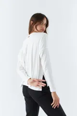 Remera celeste de algodón, de manga larga y cuello redondo.