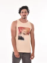 Musculosa de hombre color beige con estampa de playa con palmeras y texto.
