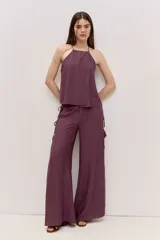Blusa bordó de tiras finas con cuello halter y caída suave.