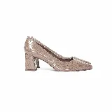 Zapatos de tacón Chérie de cuero charol con textura de cocodrilo grabada, color visón, con punta afilada y taco bloque.