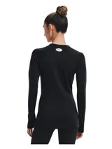 Remera térmica de manga larga Under Armour, diseñada como primera capa. Presenta un ajuste al cuerpo, cuello redondo y mangas raglán. Confeccionada en tejido de doble capa con interior cepillado para mayor calidez y exterior de secado rápido, incluye paneles de malla en las axilas para ventilación.