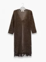 Cárdigan largo de algodón color crudo, tejido con punto abierto y detalles de flecos en el ruedo.