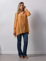 Camisa larga de rayón, con cuello clásico, cierre frontal con botones y mangas regulables con presilla. Presenta un diseño holgado con tajos laterales en el ruedo.