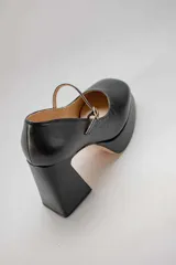 Zapato de cuero color borgoña, con plataforma, taco cuadrado y tira sobre el empeine.