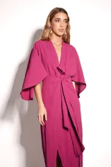 Vestido largo marrón tipo kimono en crepé texturado, con mangas amplias abiertas y tiras ajustables para atar en la cintura.