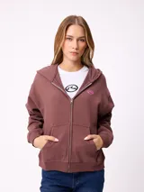 Canguro con cierre frontal, confeccionado en tejido de algodón y poliéster, color marrón. Presenta capucha, bolsillos tipo canguro y logo bordado en el pecho.