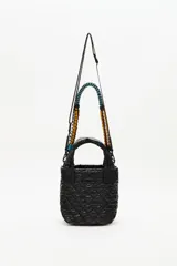 Cartera tote mini negra, con diseño matelasse y dos asas cortas. Incluye una correa larga ajustable y extraíble, con detalles de cuentas de colores.