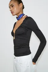 Pañuelo cuadrado de viscosa con diseño de rayas anchas en tonos azul, bordó y beige. Presenta un acabado con líneas a contraste en los bordes.