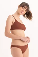 Bombacha de bikini color marrón con textura acanalada.
