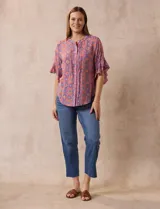Blusa de gasa estampada marca Ruby Rd, con cuello a la base, abertura central con botones y mangas cortas amplias con volados.