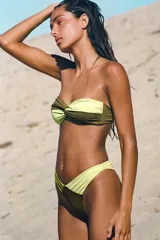Braguita de bikini de tiro medio con diseño de bloques de color, combinando marrón en el centro y tiras laterales en tonos verde militar y verde claro. Cuenta con cintura elástica con corte en V.