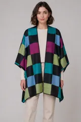 Ruana abierta con diseño de cuadros multicolor en tonos negro, turquesa, fucsia, verde y celeste. Presenta bordes con costura decorativa a contraste.