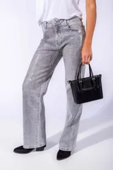 Pantalón de jean gris con apliques de lentejuelas plateadas en forma de cuadrícula.