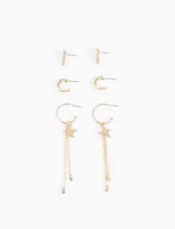 Set de aros dorados con strass, incluye tres pares: aros tipo botón con forma de barra, aros tipo argolla pequeña y aros tipo argolla grande con dije de estrella y colgantes de cadena con strass.