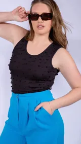 Musculosa negra de morley con cuello redondo y apliques de perlas negras.