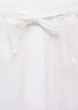 Pantalón de lino color blanco, de corte recto y tiro alto, con cintura elástica con cordón ajustable.