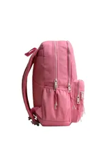 Mochila escolar color lila con detalles en rosa fucsia. Presenta dos bolsillos frontales con cierres y tiradores de cordón. En el bolsillo derecho tiene un estampado con texto en cursiva que dice "love yourself". Tiene un parche con el logo de la marca en la parte superior central.