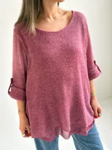 Sweater Ginebra de punto color magenta, con escote redondo, mangas largas con presilla y botón para ajustar, y diseño holgado con bajo asimétrico.