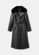 Abrigo largo de estilo trench confeccionado en cuero sintético negro, con diseño recto, cuello con solapa y detalle de cuello de pelo sintético extraíble. Cuenta con cierre frontal de botones, cinturón ajustable con hebilla, bolsillos laterales y mangas largas con trabillas.
