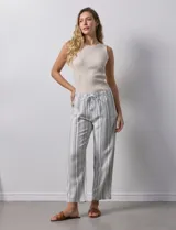 Pantalón de lino con diseño de rayas verticales en tonos beige y azul, corte recto y holgado. Cuenta con cintura elástica con cordón de ajuste y bolsillos laterales.