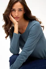 Remera de manga larga con cuello redondo, confeccionada en tejido de algodón suave con caída ligera y corte clásico.