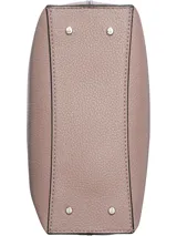 Cartera tipo satchel de Calvin Klein en color rosado con textura granulada. Cuenta con asa superior, correa ajustable extraíble y un set de accesorios colgantes que incluye un monedero circular con monograma y un pequeño estuche tipo sobre.