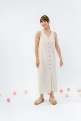 Vestido largo de lino con escote en V, diseño recto y fluido, con cierre frontal abotonado mediante botones de madera.