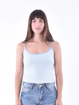 Musculosa de punto acanalado color celeste, con tirantes finos y ribete azul claro. Presenta un bordado de un ángel en el pecho.