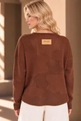 Buzo de tejido de punto calado color celeste, con diseño de flores, escote redondo y mangas largas.