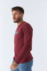 Remera gris de manga larga con cuello redondo y estampado frontal con la frase "Actually Perfect".