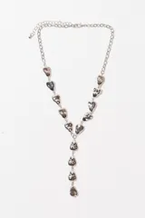 Collar plateado con cadena de eslabones y dije en forma de Y con apliques de corazones irregulares.