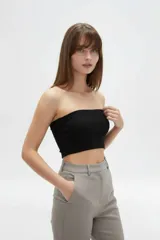 Top strapless negro de algodón con diseño ajustado al cuerpo y acabado acanalado.