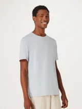 Camiseta de manga corta con cuello redondo, corte ajustado y diseño básico.