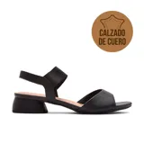 Sandalias de cuero negro con taco bajo y tira elástica en el tobillo.