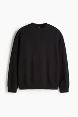 Buzo negro de cuello redondo y corte holgado.