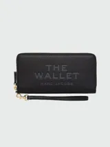 Billetera Marc Jacobs modelo The Continental, de diseño rectangular con cierre perimetral dorado. El interior cuenta con múltiples ranuras para tarjetas, compartimentos para billetes y un bolsillo central con cierre.
