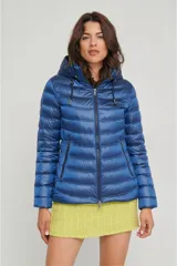 Campera puffer color beige claro, con capucha y cierre frontal.