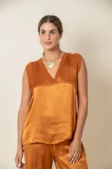 Blusa color ocre de seda viscosa con escote en V y detalle de gasa en mangas y escote.