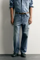 Pantalón jeans de corte relaxed fit, color azul con efecto ligeramente lavado, perneras rectas con raya de planchado frontal y diseño de cinco bolsillos.