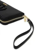 Billetera rectangular Guess modelo Isola, color negro con textura granulada. Presenta un logo central grande en relieve y el nombre de la marca en letras metálicas doradas. Cuenta con cierre perimetral y herrajes dorados.