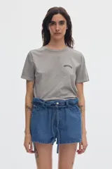 Remera de manga corta color gris con efecto washed, confeccionada en algodón, con cuello redondo y detalle de bordado con la palabra 'PASTICHE' en el pecho.
