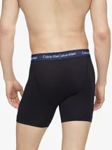 Pack de tres bóxers Calvin Klein modelo brief, confeccionados en mezcla de algodón y elastano de color negro, con cintura elástica distintiva de la marca en colores azul, blanco y verde.